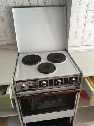 Cocina eléctrica con horno antigua de segunda mano por 42 EUR en Zaragoza  en WALLAPOP