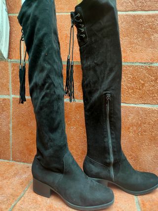 Botas altas mujer de segunda mano por 10 EUR en Sevilla en WALLAPOP