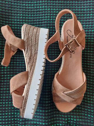 Sandalia plataforma esparto camel 39 de segunda mano por 79 EUR en Madrid  en WALLAPOP