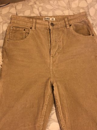 Pantalón pana mujer Pull and Bear T 42 de segunda mano por 10 EUR en  Fuengirola en WALLAPOP