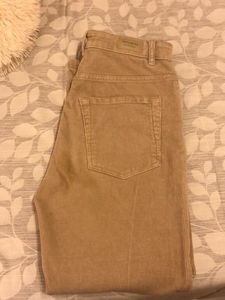 Pantalón pana mujer Pull and Bear T 42 de segunda mano por 10 EUR en  Fuengirola en WALLAPOP
