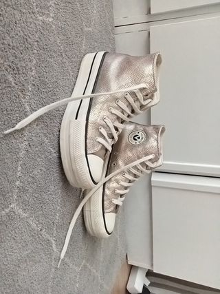 Zapatillas Victoria Doradas de segunda mano por 20 EUR en Barcelona en  WALLAPOP
