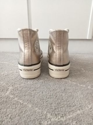 Zapatillas Victoria Doradas de segunda mano por 20 EUR en Barcelona en  WALLAPOP