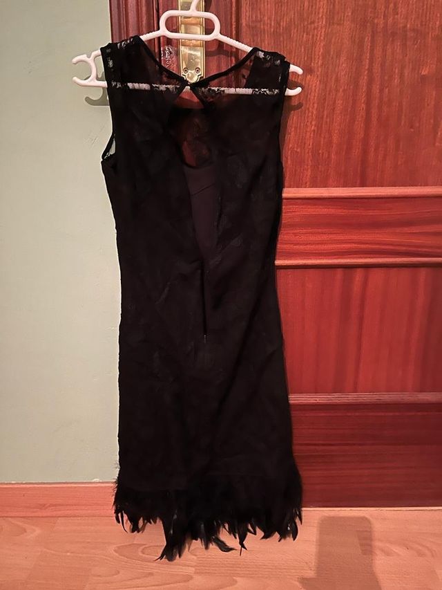 vestido negro pluma