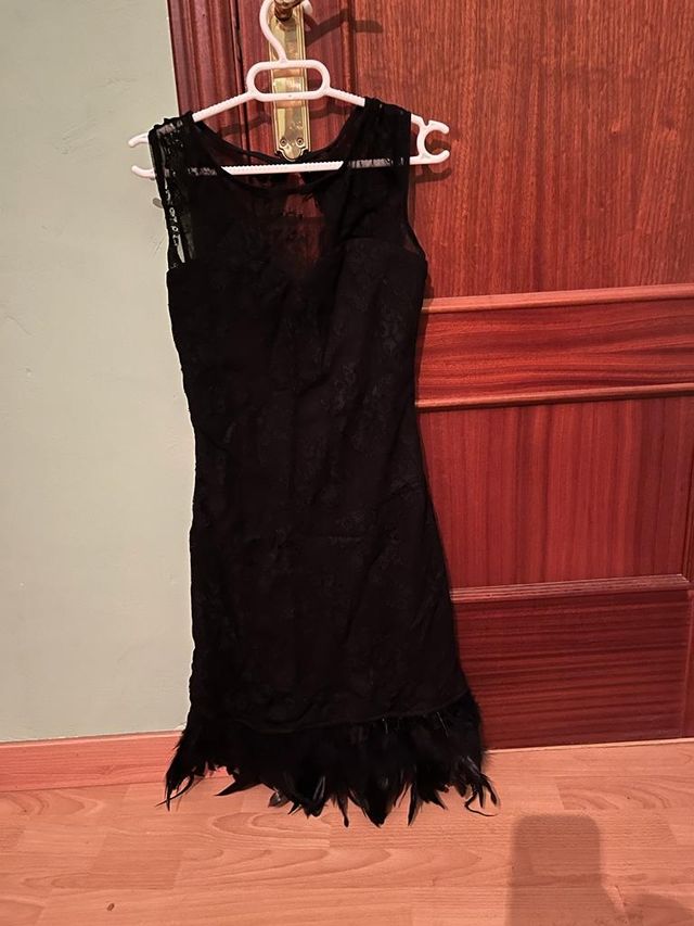 vestido negro pluma