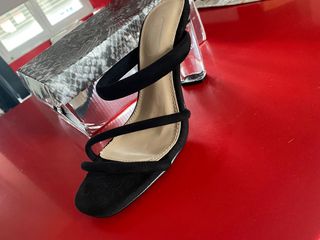 Sandalias tacon vinilo de segunda mano por 10 EUR en Oviedo en WALLAPOP