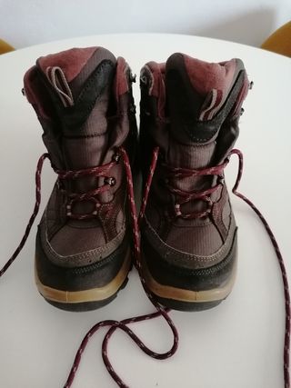 Botas de montaña y trekking mujer de segunda mano por 15 EUR en Barcelona en  WALLAPOP