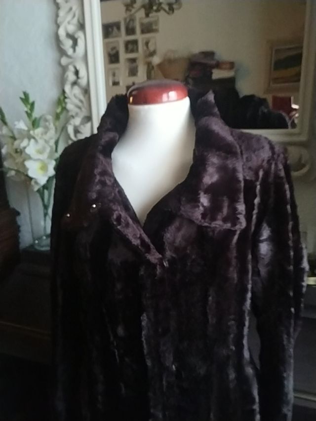 ABRIGO SÍMIL ASTRACÁN