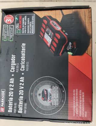 Cargador y batería parkside 2Ah de segunda mano por 23 EUR en Madrid en  WALLAPOP