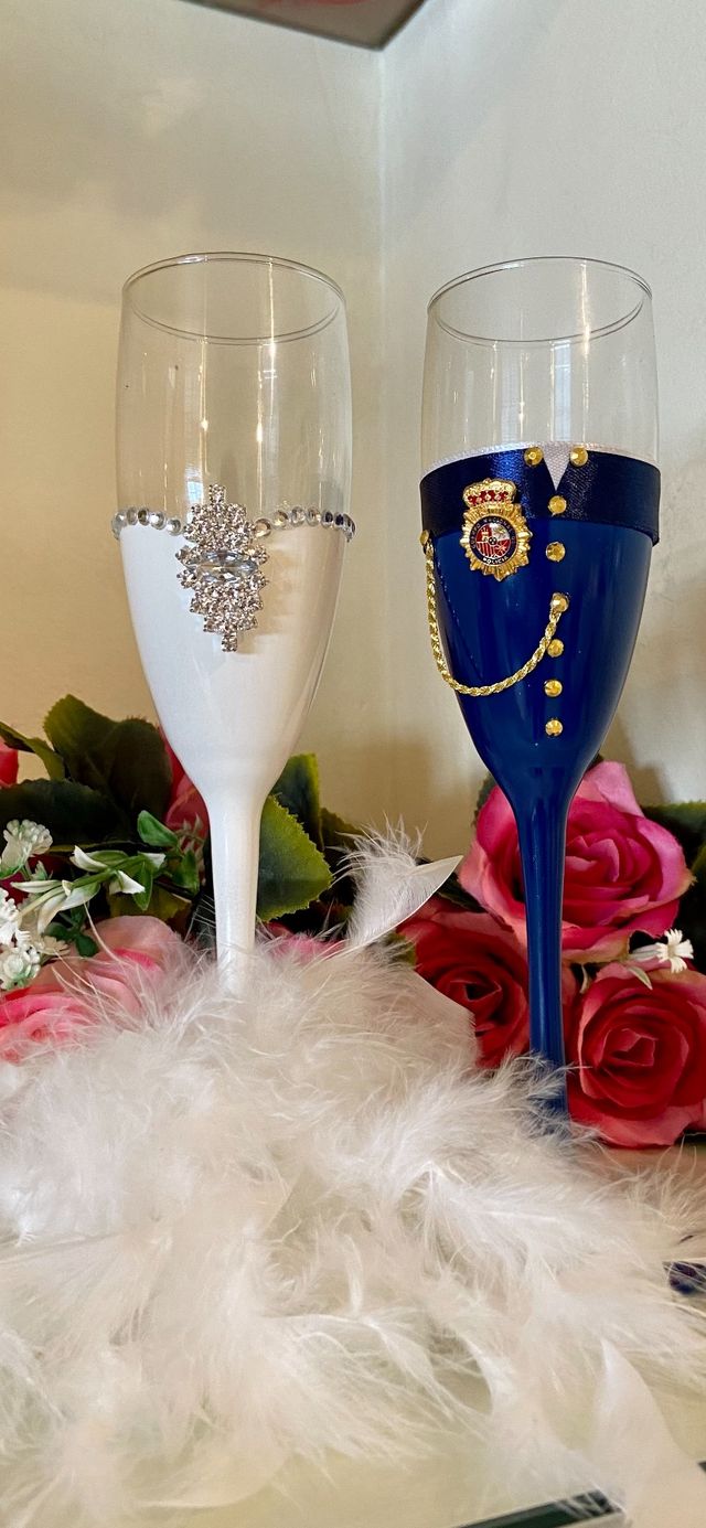 Policía.Copas decoradas