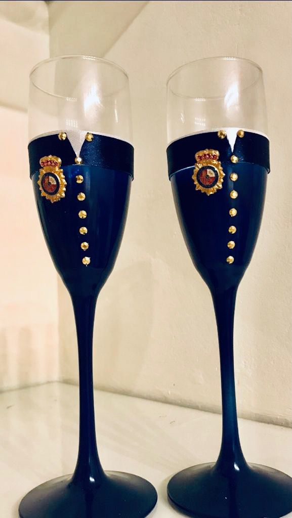 Policía.Copas decoradas