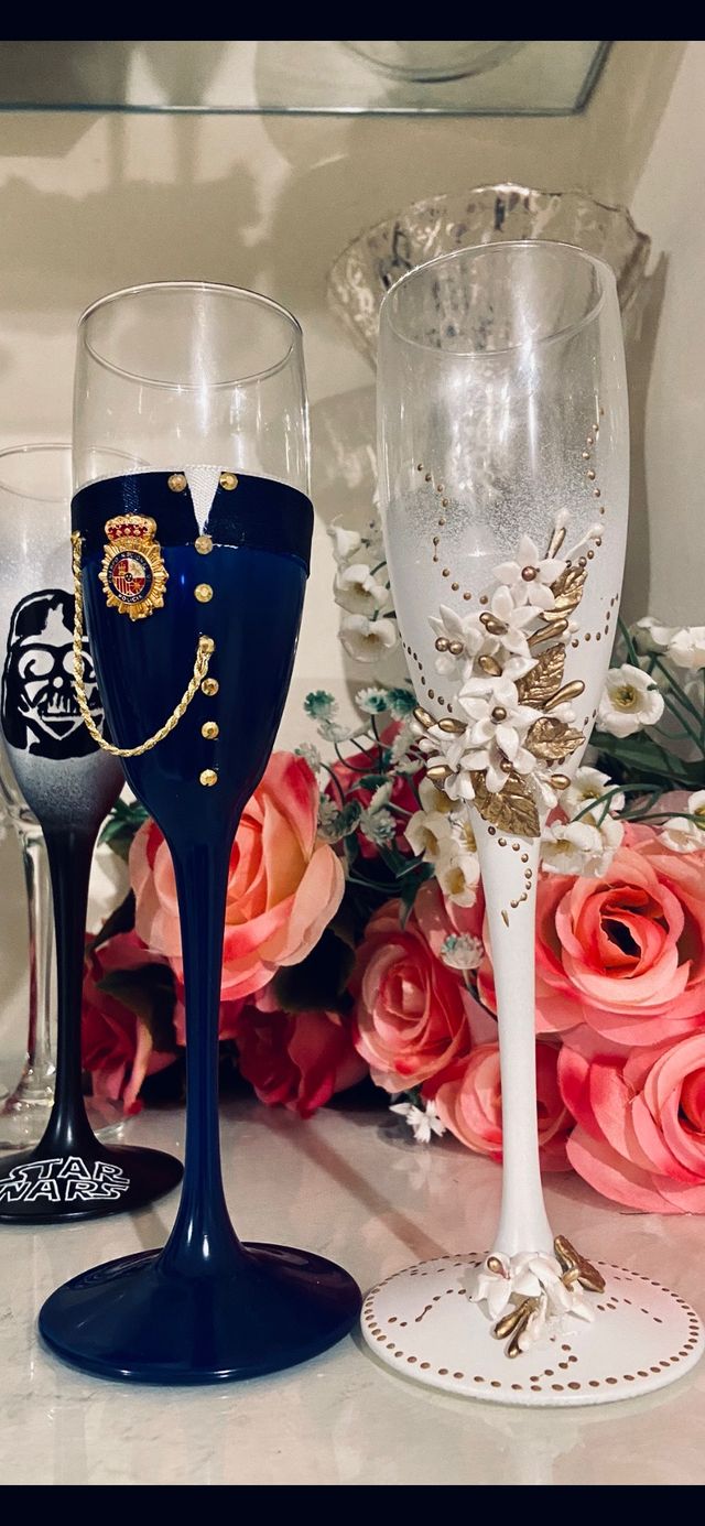 Policía.Copas decoradas