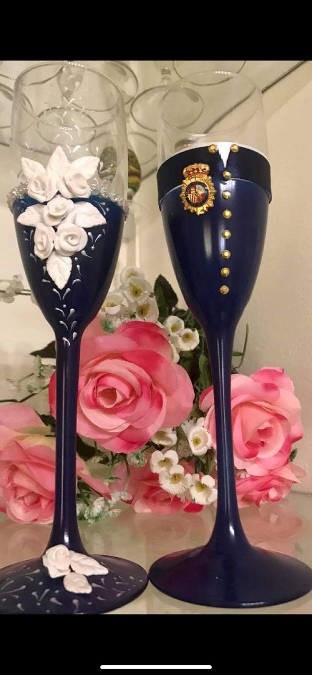 Policía.Copas decoradas