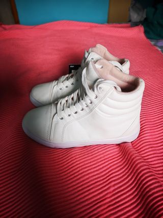 Botines sin estrenar con etiqueta inside de segunda mano por 16,5 EUR en  Cortegana en WALLAPOP