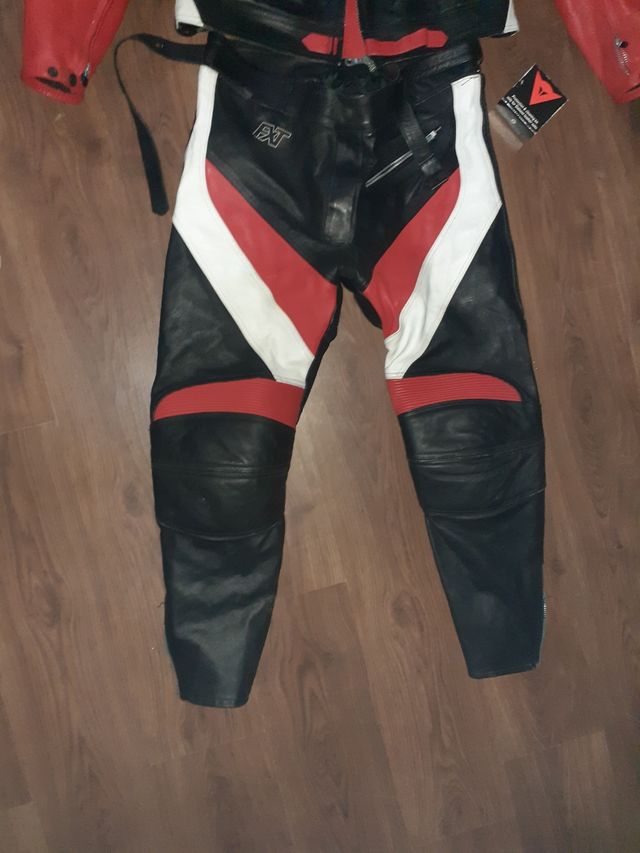 chaqueta pantalón y botas moto