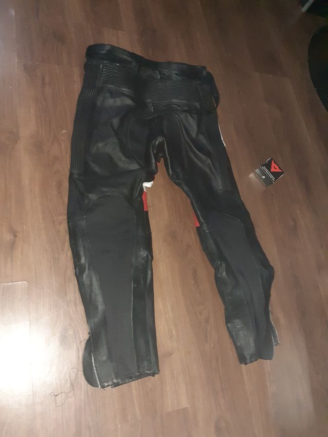 chaqueta pantalón y botas moto