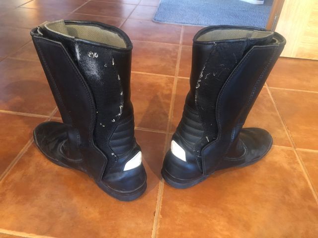 chaqueta pantalón y botas moto