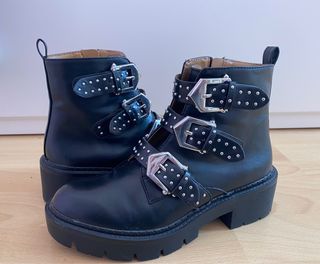 Botas hebillas y tachuelas de segunda mano por 12 EUR en Madrid en WALLAPOP