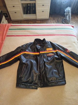 Chaqueta moto imitacion cuero de segunda mano por 10 EUR en Madrid en  WALLAPOP