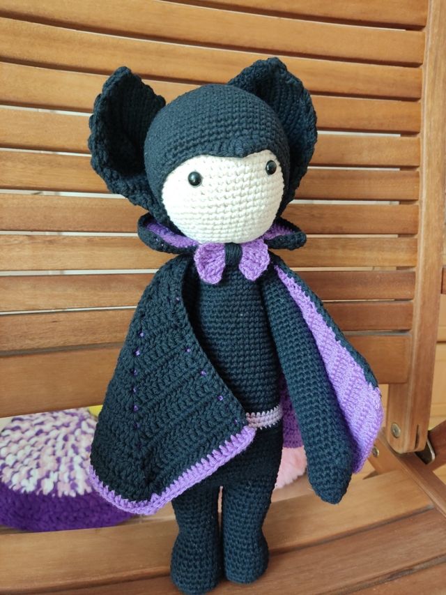 Muñeco del vampiro Vlad, a crochet murciélago.