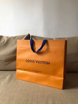 Bolsa de papel Louis Vuitton de segunda mano por 10 EUR en Barcelona en  WALLAPOP