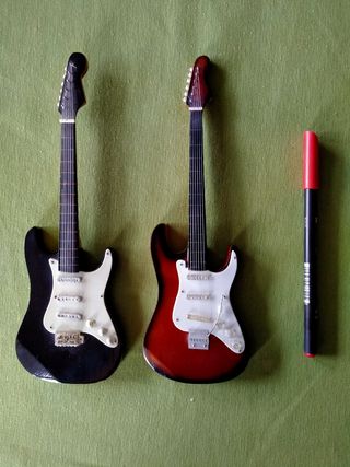 Guitarras Eléctricas en miniatura de segunda mano por 8 EUR en Málaga en  WALLAPOP