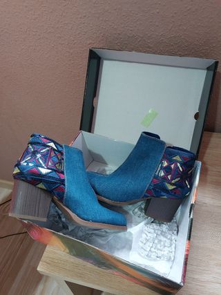 Botas vaqueras Desigual de segunda mano por 60 EUR en Ciudad Real en  WALLAPOP