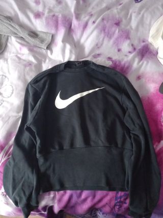 Sudadera nike negra de segunda mano por 15 EUR en Getafe en WALLAPOP