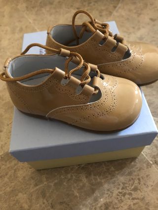 ZAPATO BEBÉ CHAROL CAMEL de segunda mano por 10 EUR en Tomares en WALLAPOP