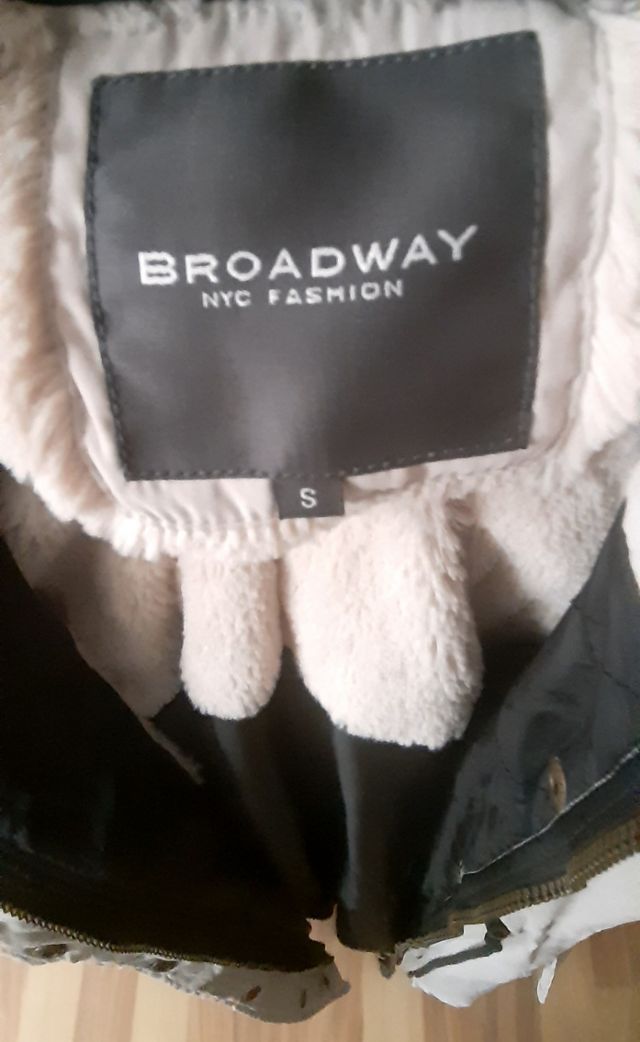 Parka mujer puesta 3 o 4 veces.