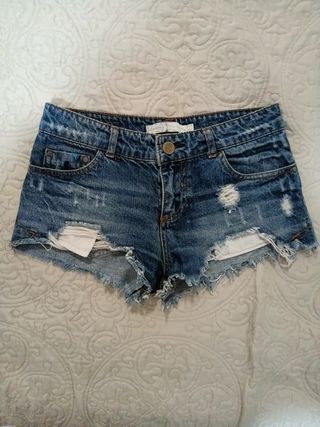 Pantalón vaquero corto roto bershka de segunda mano por 5 EUR en Murcia en  WALLAPOP