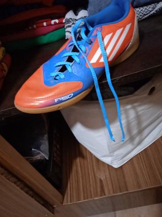 Tenis futbol sala Adidas F50 de segunda mano por 5 EUR en Lugo en WALLAPOP