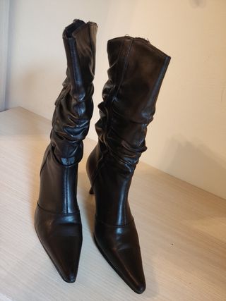 Botas negras de tacón fino de segunda mano por 39 EUR en Zafarraya en  WALLAPOP