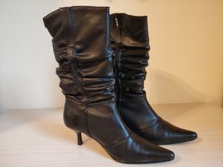 Botas negras de tacón fino de segunda mano por 39 EUR en Zafarraya en  WALLAPOP