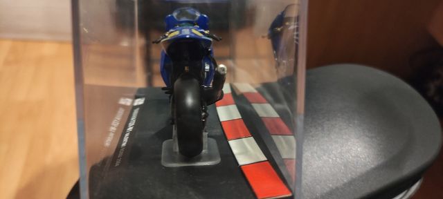 Réplica Yamaha YZR-M1 Valentino Rossi 2004
