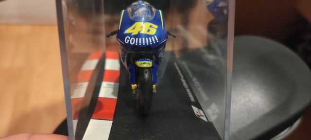 Réplica Yamaha YZR-M1 Valentino Rossi 2004