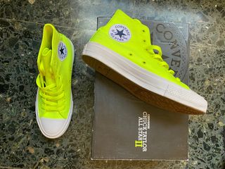Converse flúor de segunda mano por 50 EUR en Valladolid en WALLAPOP
