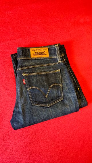 Levis 570 tejanos vaqueros chica mujer de segunda mano por 15 EUR en  Sabadell en WALLAPOP