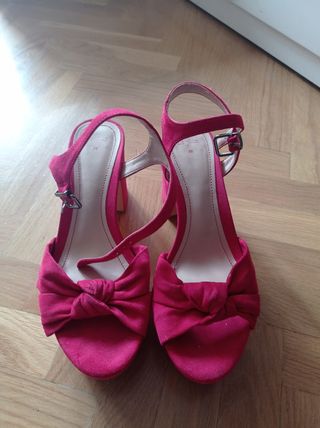 Sandalia color frambuesa de segunda mano por 10 EUR en Madrid en WALLAPOP