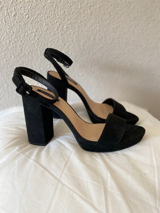 Tacones negros de segunda mano por 13 EUR en Pinto en WALLAPOP