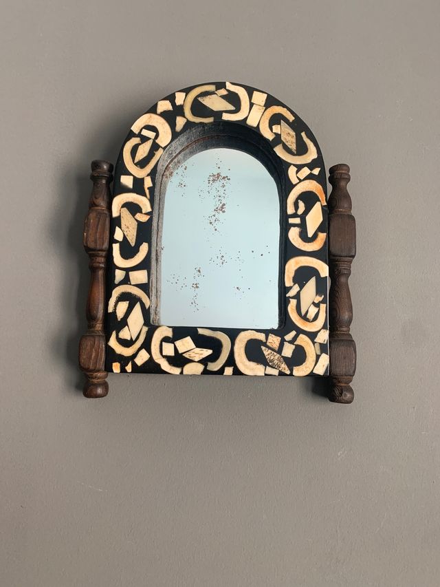 Antiguo pequeño espejo madera y hueso