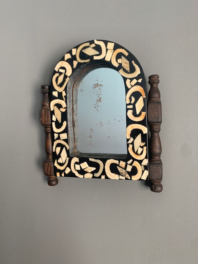 Antiguo pequeño espejo madera y hueso