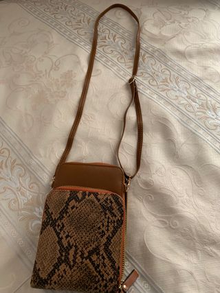 Bolso móvil y monedero de segunda mano por 10 EUR en Madrid en WALLAPOP
