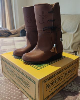 Botos camperos o flamenco niño de segunda mano por 20 EUR en Coria del Río  en WALLAPOP