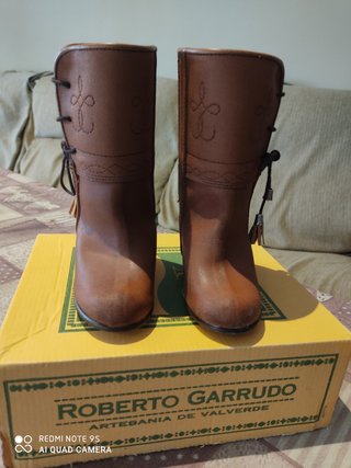 Botos camperos o flamenco niño de segunda mano por 20 EUR en Coria del Río  en WALLAPOP