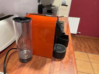 Cafetera Nespresso de color naranja para cápsulas. de segunda mano por 15  EUR en Barcelona en WALLAPOP