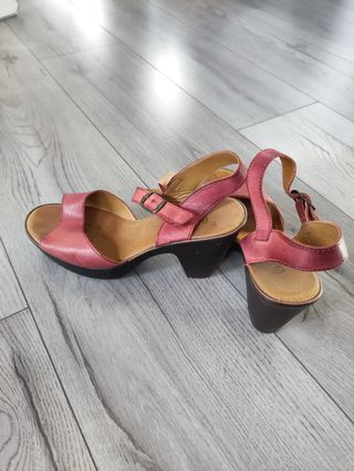Sandalias de piel color salmon de segunda mano por 5 EUR en Vic en WALLAPOP