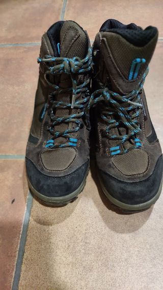 Zapatos de montaña Quechua de segunda mano por 15 EUR en Barcelona en  WALLAPOP