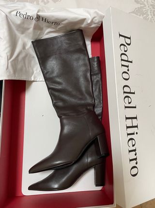 Botas altas de piel marrón Pedro del Hierro de segunda mano por 80 EUR en  Adeje Casco en WALLAPOP