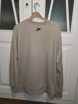 Sudadera Nike color crema de segunda mano por 40 EUR en Aranjuez en WALLAPOP